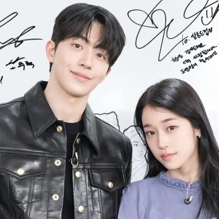 Inspirasi Pose Menggemaskan ala Nam Joo Hyuk dan Roh Yoon Seo untuk Foto Bersama Pasangan