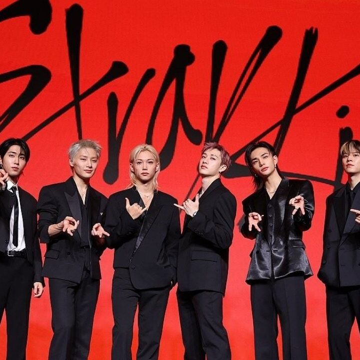 Momen Unik Stray Kids di Konferensi Pers “This & That”: Dari Pose Lari hingga Perdebatan Perjalanan Waktu