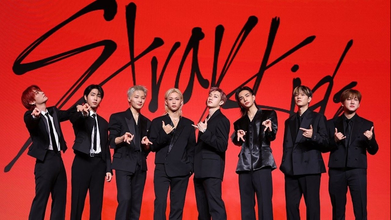 Momen Unik Stray Kids di Konferensi Pers "This & That": Dari Pose Lari hingga Perdebatan Perjalanan Waktu