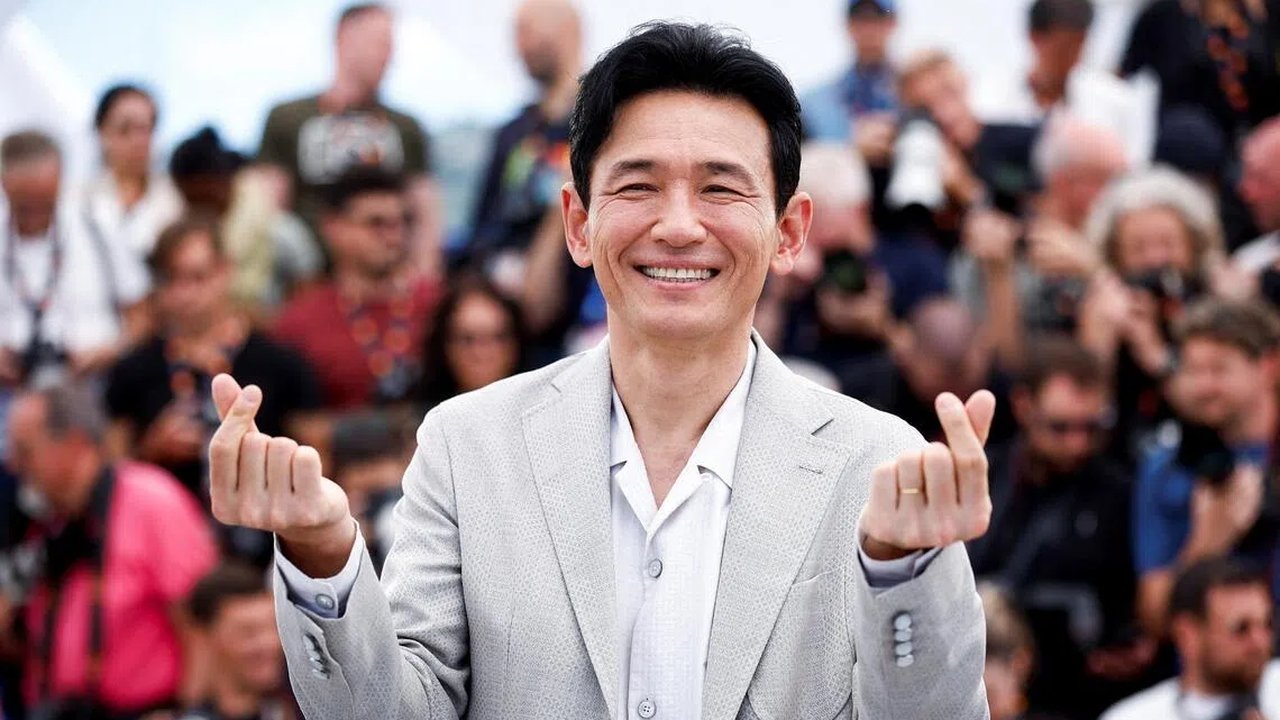 Penggemar Ungkap Sisi Lain Hwang Jung-min di Tengah Tuduhan Privasi