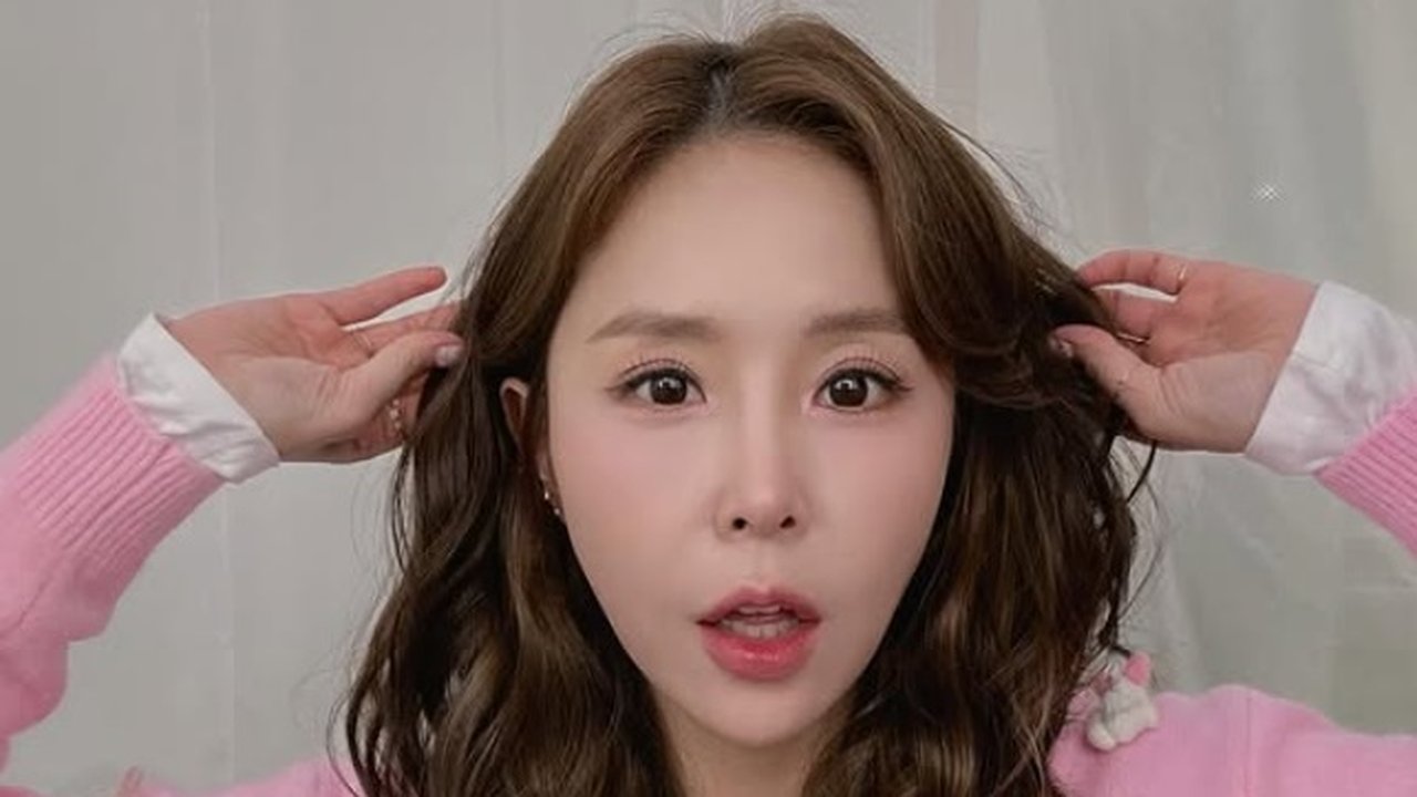 Shin Ji Jelaskan Pose Duduknya, Tegaskan Tak Injak Kursi