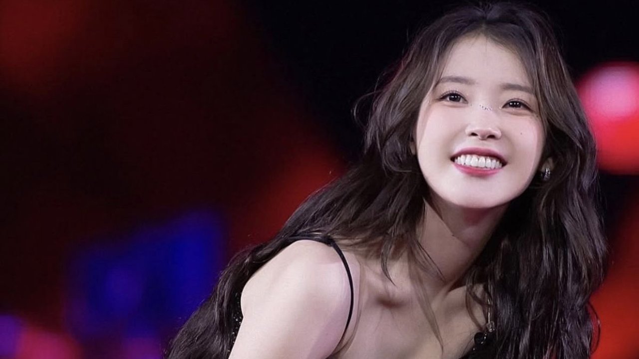 Unggah Lagu Mantan, IU Jadi Sorotan Pasca Putus dari Lee Jong-suk